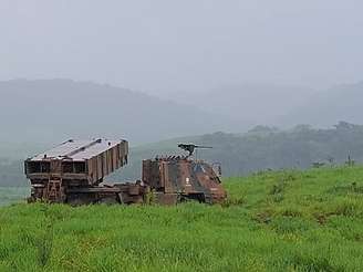 Uma bateria do sistema Astros, do Exército, prepara-se para lançar foguetes durante a Operação Perseu, em dezembro de 2024, em Resende, no Rio