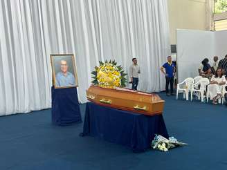 Divaldo Franco está sendo velado com o caixão fechado, no Ginásio da Mansão do Caminho, em Salvador (BA)