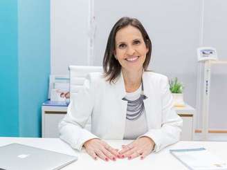 A Prof.ª Dra. Elisabeth Fernandes, pediatra da Sociedade Brasileira de Pediatria, explica sobre a Mão-Pé-Boca