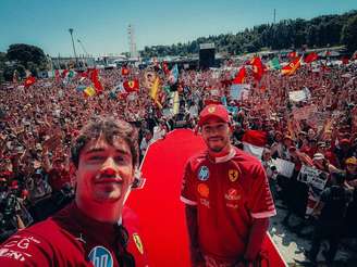 Charles Leclerc e Lewis Hamilton durante fanzone na Itália