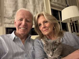 Biden postou uma foto ao lado da esposa Jill ao se manifestar sobre diagnóstico de câncer