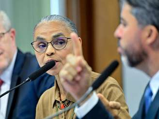 BRASILIA NACIONAL MINISTRA MARINA SILVA BATE BOCA COM SENADOR MARCOS ROGERIO 27-05-2025 Comissao de Servicos de Infraestrutura (CI) recebe a ministra de Estado do Meio Ambiente e Mudanca do Clima, para discutir com os senadores a possivel criacao de uma unidade de conservacao marinha na Regiao Norte. Mesa: secretario-executivo do Conselho Nacional do Meio Ambiente (Conama), Joeo Paulo Capobianco; ministra de Estado do Meio Ambiente e Mudanca do Clima (MMA), Marina Silva; presidente da CI, sena