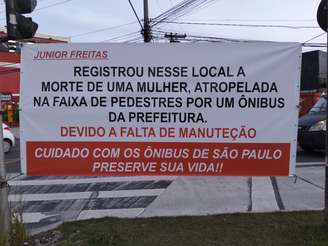 Faixa colocada pelo motoboy Junior Freitas na zona leste de São Paulo. Ele questiona fiscalização dos ônibus.