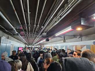 Passageiros enfrentam transtornos no Metrô na manhã desta quinta-feira, 29.