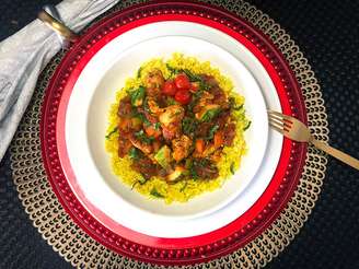 PEITO DE FRANGO ENSOPADO COM COUSCOUS DE COUVE-FLOR