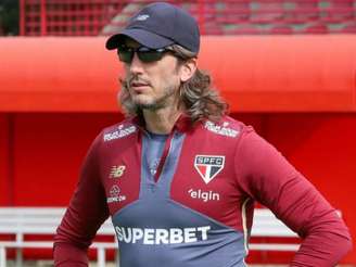Técnico Luis Zubeldía durante o treino em Cotia - Foto: Erico Leonan/SPFC