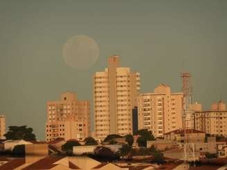 "Lua de Morango" vista de Campo Grande, em Mato Grosso do Sul