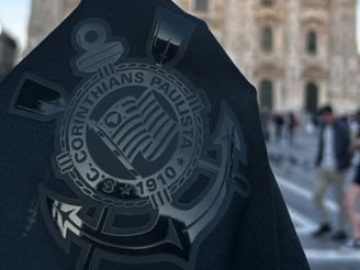 Escudo do Corinthians em Milão, na Itália (Foto: Tita Couto / Corinthians