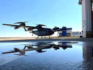 Protótipo de aeronave elétrica de pouso e decolagem vertical (eVTOL), ou "carro voador", da Eve Air Mobility (