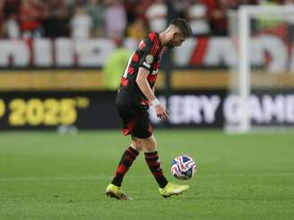 Jorginho em estreia pelo Flamengo no Mundial de Clubes (Foto: Gilvan de Souza/CRF)