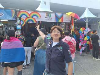 Adriana Arco-Íris fabrica e vende acessórios LGBT desde 1995