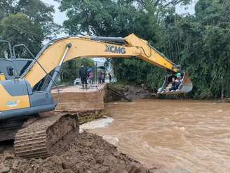 Enfermeiros foram resgatados por uma escavadeira hidráulica 