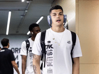 Goleiro Gabriel Brazão em ação pelo Santos 