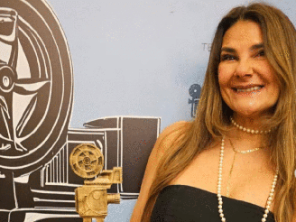 Cibele Larrama é uma atriz brasileira de 42 anos 