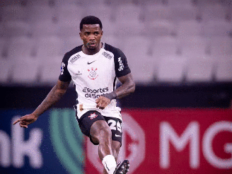 Zagueiro Cacá em ação pelo Corinthians 