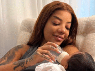 Ludmilla amamentando a filha Zuri 