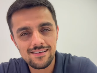 Felipe Simas é um ator brasileiro e está no ar em 'Dona de Mim', novela das 19h da Globo (Foto: Reprodução/Instragram)