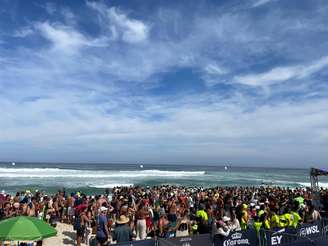 Público acompanha as competições na areia de Saquarema (RJ) neste domingo, 22