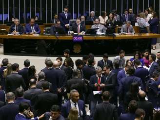 O Brasil tem uma população de 211 milhões de habitantes e um Congresso Nacional atualmente com 594 parlamentares