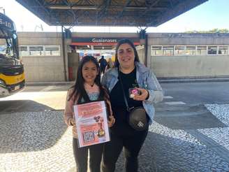 Pietra e a mãe Bruna chegaram de lotação em Guaianases. Pegarão um trem, um metrô e outra lotação até o treino.