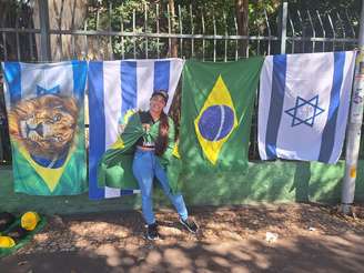 Ambulante diz que família trocou Lula por Bolsonaro e cita 'renda garantida' com venda de bandeira do Brasil