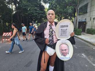 Em protesto ao STF, homem se fantasia de Alexandre de Moraes para ato de Bolsonaro em SP: 'Suprema tribo'