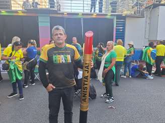 José Caldeira compareceu no ato bolsonarista com batom gigante 