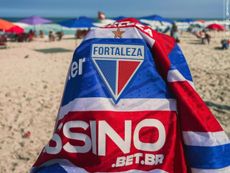 Novo uniforme do Fortaleza em praia do Rio de Janeiro (Foto: Matheus Amorim/FEC)