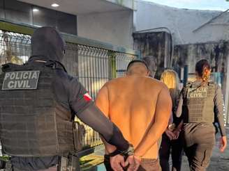 Casal foi preso em ação da Divisão Especializada no Atendimento à Mulher (DEAM) e da Delegacia de Enfrentamento ao Feminicídio (DEFEM) nesta sexta, 4
