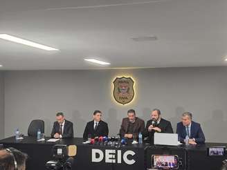 Delegados do Departamento Estadual de Investigações Criminais (Deic) da Polícia Civil de São Paulo concedem entrevista sobre o suspeito de participar de ataque hacker.