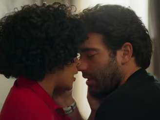 Solange vê o beijo de Maria de Fátima e Afonso (Foto: Reprodução)