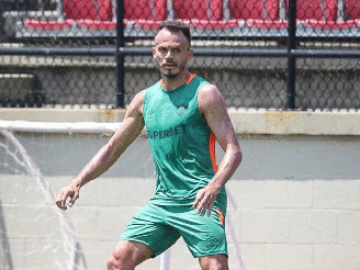 Renê, lateral-esquerdo do Fluminense, durante treino no CT 