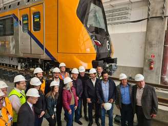 Governo de SP entrega primeiro trem da Linha 9 - Laranja