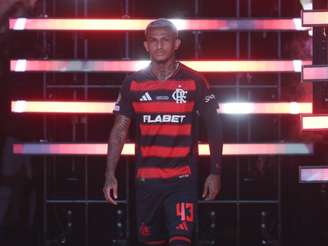 Wesley entrando em campo pelo Mundial de Clubes (Foto: Gilvan de Souza/CRF)