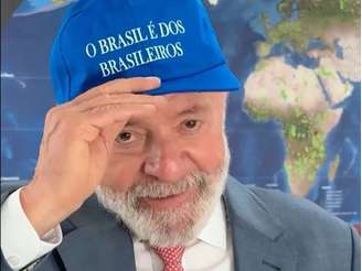 BRASILIA DFA NACIONAL LULA BONE 04-02-2025 Guerra dos bones : Lula aparece com acessório usado por aliados Boné temático com a frase "O Brasil é dos Brasileiros" foi visto na cabeça de ministros do governo no último sábado (1º) foto Reproducao Ricardo Stuckert Presidencia da Republica