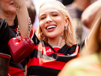 Karoline Lima, namorada de Léo Pereira, do Flamengo, com a bolsa de coração, considerada 'a bolsa da sorte' (Foto: Reprodução/Instagram)