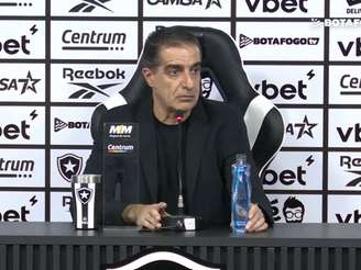 Renato Paiva em coletiva de imprensa como técnico do Botafogo -