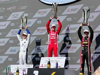 Nelsinho Piquet no topo do pódio ao lado de Gaetano Di Mauro e Arthur Leist, após corrida emocionante em Mogi Guaçu.