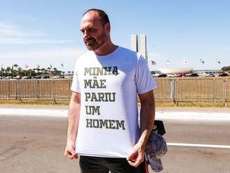 Eduardo Bolsonaro participa de protesto na Esplanada dos Ministérios em 9 de julho de 2024; deputado federal está nos Estados Unidos desde o início do ano e é investigado por buscar sanções contra o Brasil para intimidar curso do processo penal contra seu pai, réu por tentativa de golpe