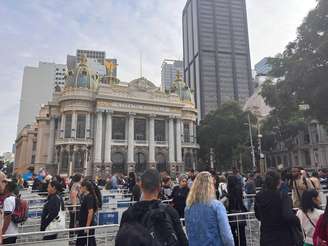 Admiradores se despedem de Preta Gil em velório no Rio