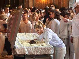 Amiga de longa data, Carolina Dieckmann fala no ouvido de Preta em despedida