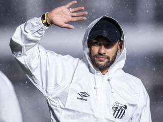 Neymar saudando torcedores do Santos na Vila Belmiro -