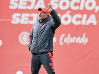 Roger Machado comanda treino do Internacional no CT Parque Gigante (Foto: Ricardo Duarte/Internacional)