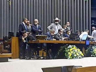 Deputado Delegado Caveira (PL-PA) tira esparadrapo para falar ao telefone