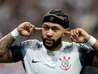 Holandês Memphis Depay comemorando gol pelo Corinthians 