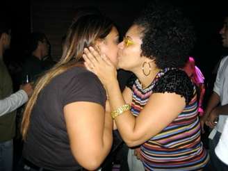 Nara e Preta Gil se beijam
