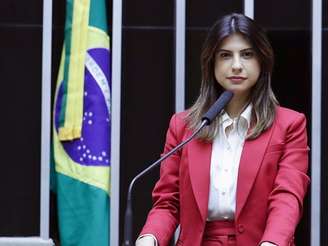 Camila Jara nega a agressão e afirma que não poderia empurrar o deputado.