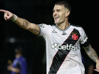 Vegetti em ação pelo Vasco. Pirata comanda o ataque cruzmaltino 