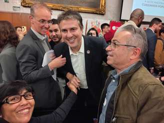 Moradores entregam ofício para o ministro da Educação, Camilo Santana, mas MEC não incluiu Campo Limpo na lista dos novos institutos federais.