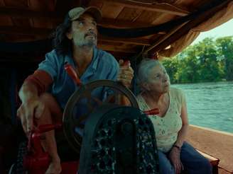 Cena de 'O Último Azul', com Rodrigo Santoro e Denise Weinberg